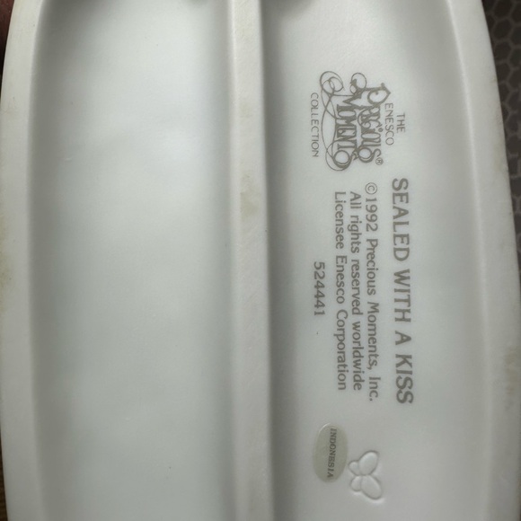 Precious Moments: Sealed With a Kiss! Like New Condition! - Picture 6 of 6